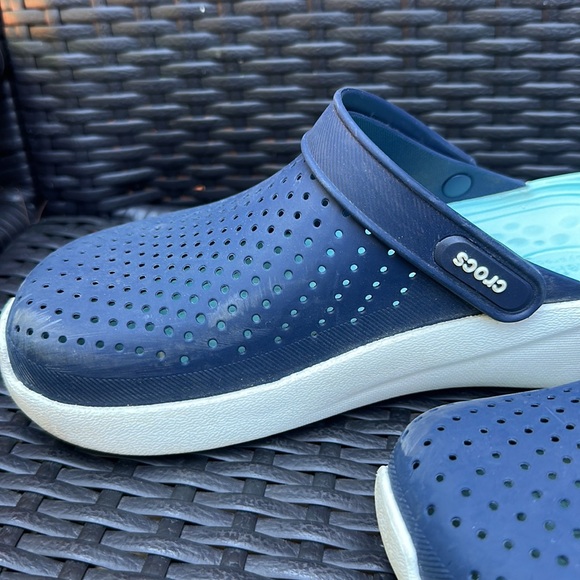 Women’s Crocs SZ 7 - Picture 3 of 6